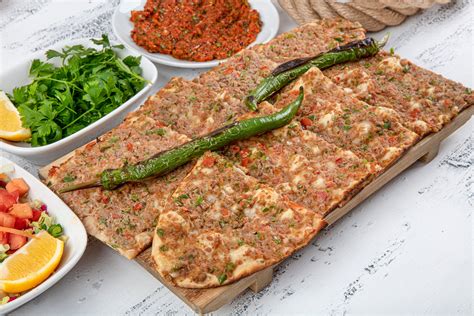  Etli Ekmek: Ein üppiger Leckerbissen mit saftigem Fleisch und knusprigem Fladenbrot!