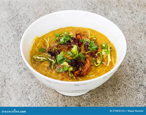  Haleem: Ein cremiges Traumgericht voller warmer Gewürze und saftiger Fleischstücke!