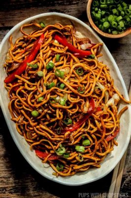  Quzhou Hakka Noodles: Eine Symphonie aus knusprigem Teig und herzhafter Sauce!