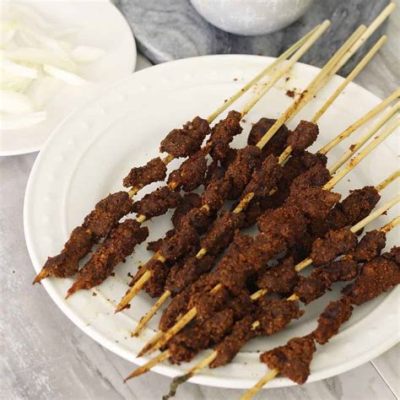  Suya: Ein Gewürz-Feuerwerk auf Spieß – Erfahren Sie mehr über diese legendäre Streetfood Spezialität aus Kano!