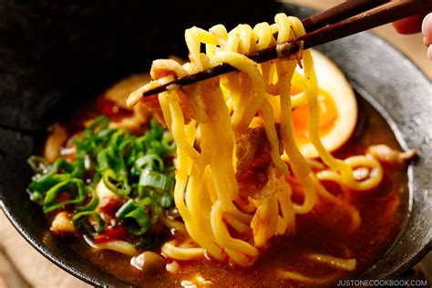  Tsukemen: Eine köstliche Symphonie aus herzhaften Brühen und perfekt gekochtem Nudelglück!