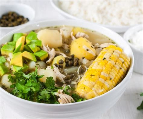  Ajiaco: Eine köstliche, herzhafte Suppe voller Aromen und Texturen aus dem Herzen von Bogotá!