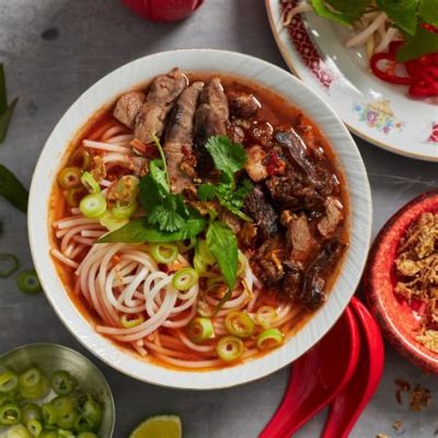  Bún Bò Huế -  Ein feuriges Feuerwerk an Aromen und Texturen für die geschmackssüchtige Seele!