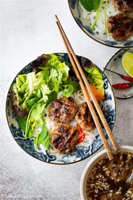  Bún Chả: Eine erfrischende Symphonie aus gegrilltem Schweinefleisch und glasnudelgefüllten Sommerträumen!