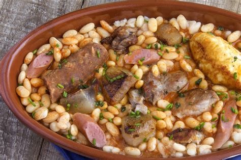  Cassoulet Toulousain: Ein herzhaftes Schmorgericht mit würziger Sauce und zartem Fleisch!