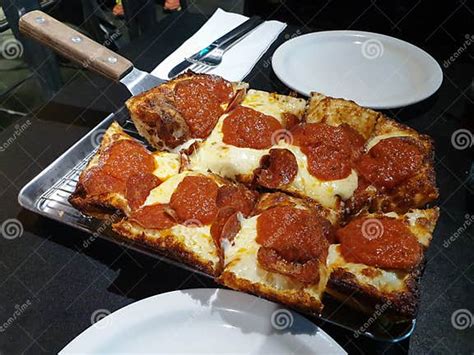  Detroit-Style Pizza: Ein knuspriger Teig trifft auf üppige Beläge im Herzen des Mittelwestens!