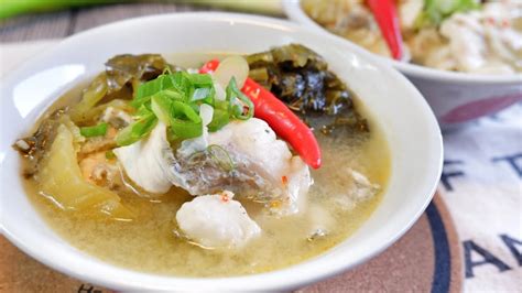  Fangchenggang-style Sour Fish Soup: Ein erfrischender Wirbelwind von sauer und scharf für die Geschmacksknospen!