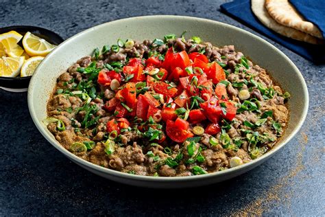  Ful Medames: Ein köstliches mediterranes Frühstück voller herzhafter Aromen und cremiger Konsistenz!