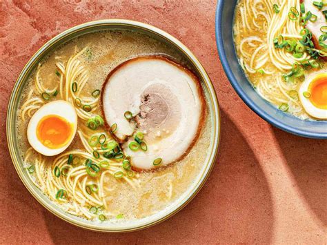  Hakata Ramen: Ein köstlicher Fusion aus cremiger Brühe und federleichten Nudeln!