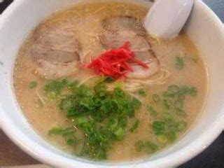  Hakata Ramen: Eine köstliche Kombination aus reichhaltigem Brühen und perfekt al dente Nudeln!