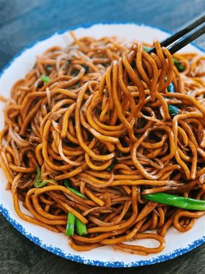  Hebi City's Spicy Fried Noodles: Sind Sie bereit für ein feuriges Geschmackserlebnis mit einem Hauch von Umami?