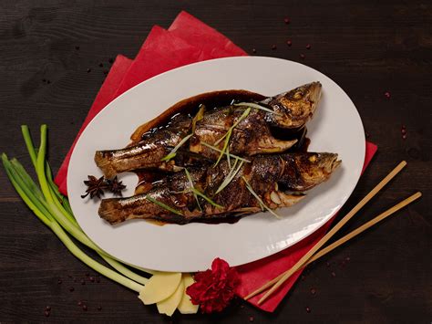  Heyuan Braised Fish: Kann der unvergleichliche Geschmack von Fisch mit zarten Kräutern wirklich die Seele nähren?