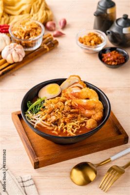  Hokkien Mee: Ein deftiges Meisterwerk südostasiatischer Aromen explodiert mit jeder Prise auf der Zunge!