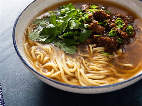  Lamian - Eine deftige Nudelsuppe aus Archangelsk mit zartem Fleisch und einer erfrischenden Zitronensauce!