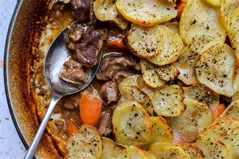  Lancashire Hotpot: Ein deftiges Fest für die Sinne mit zartschmelzendem Lamm und knuspriger Kartoffelkrone!