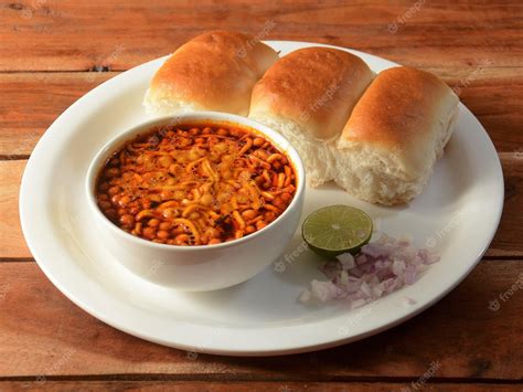  Misal Pav: Ein würziges und cremiges Frühstückserlebnis aus dem Herzen von Maharashtra!