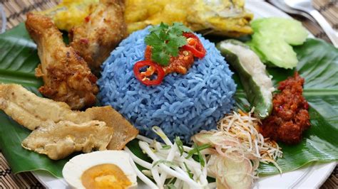  Nasi Kerabu! Ein Geschmackserlebnis aus Ipoh mit frischer Säure und der Würze des Indischen Ozeans