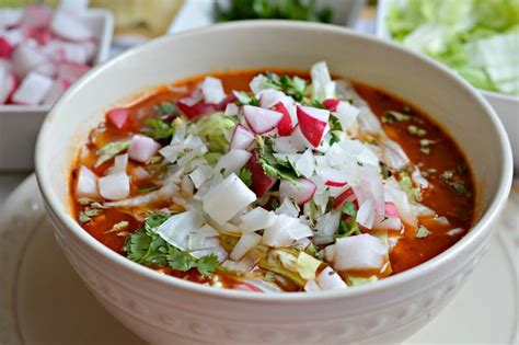  Pozole Rojo: Ein herzhaftes Festmahl mit einer pikanten Note von Chili und der Frische von Limette!