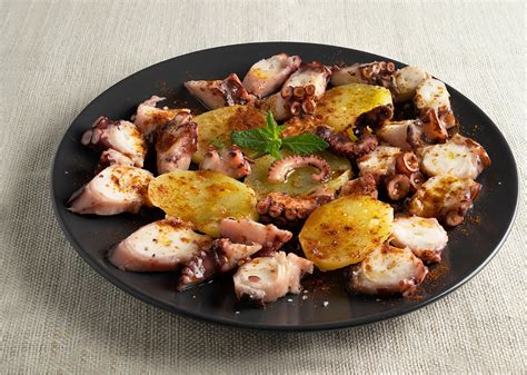  Pulpo a la Gallega: Ein zartes Meeresgeschenk, das die Geschmacksknospen auf eine unvergessliche Reise schickt!