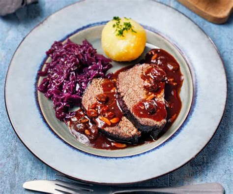  Rheinischer Sauerbraten – Ein Fest für die Sinne: Zart schmelzende Rinderstücke treffen auf eine süß-säuerliche Soße