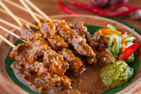  Sate Ayam: Eine Symphonie aus würzig-marinartem Hähnchen und rauchigem Aroma!