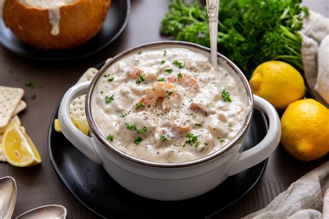  Seafood Chowder: Ein cremiges Meeresfrüchte-Abenteuer mit dem warmen Hauch von Tradition!