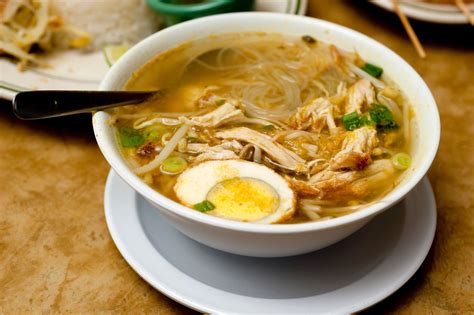  Soto Ayam: Ein cremiger, herzhaft-würziger Seelenwärmer aus Yogyakarta!