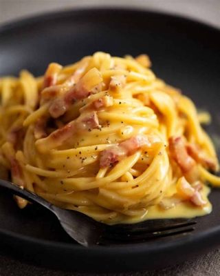  Spaghetti alla Carbonara: Ein cremiger Traum mit herzhaften Bacon-Nuancen!