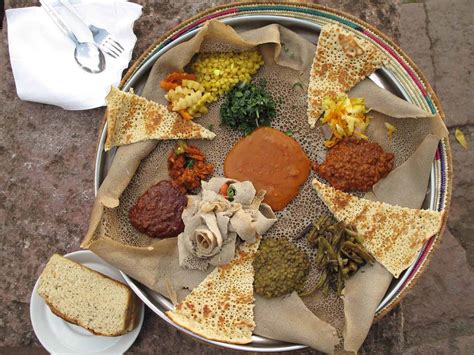  Tibs mit Injera! Ein herzhaftes und würziges kulinarisches Erlebnis aus Robe