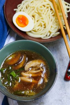  Tsukemen: Eine köstliche Balance aus erfrischender Brühe und cremiger Nudelsauce!